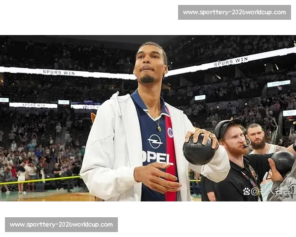 文班亚马跨界封神！C 罗式电梯球破门，篮球足球双天赋引爆体坛